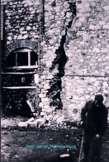 Un muro lesionato dall'esplosione (archivio Niosi)